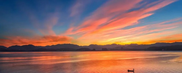 曾照彩云归比喻的事物(曾照彩云归的上一句)