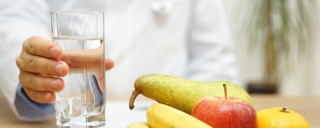 水是透明的原因(水是透明的还是不透明的)