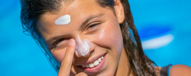 皮肤晒伤发红应该怎么修复(皮肤晒伤发红怎么处理)