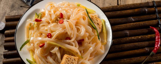 凉皮要放碱的原因(做凉皮需不需要放碱)