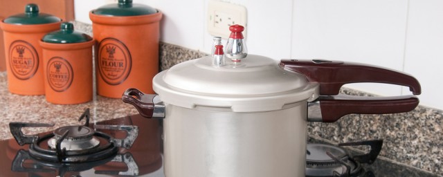 高压锅炖排骨要多少分钟熟透(炖排骨高压锅多长时间熟)