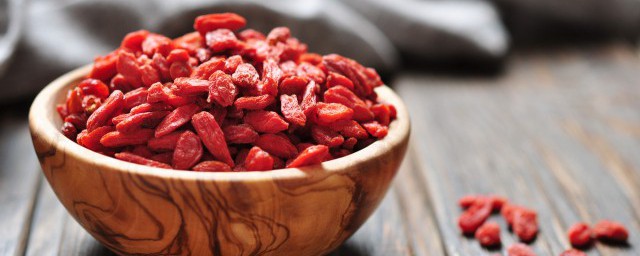 枸杞越晒越湿的原因(枸杞子越晒越潮湿原因)