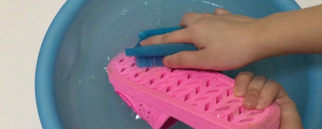 拖鞋发黄怎么办(拖鞋变黄怎么回事)