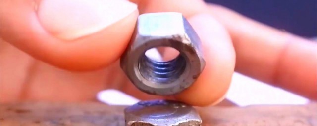 怎么拧开小螺丝(非常小的螺丝怎么拧开)