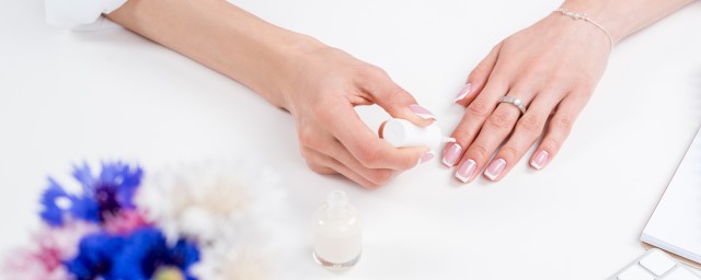 指甲缝里黑泥清理技巧有哪些(指甲缝里的黑色泥沙污垢怎么洗)