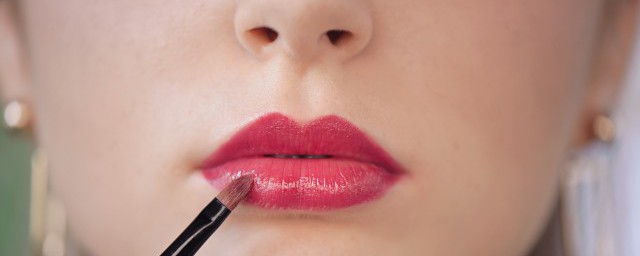 使用口红的注意事项(口红的正确用法)