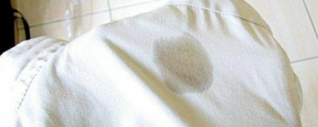 衣服上很久很顽固的油渍清洗方法(衣服上的顽固油渍怎么去除)