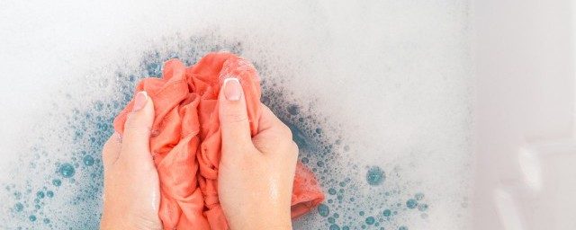 白衣服被染色去除的小妙招有哪些(怎样除掉白色衣服上的染色)