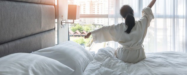 床应该放在屋子哪个位置好(床适合放在卧室的哪个位置)