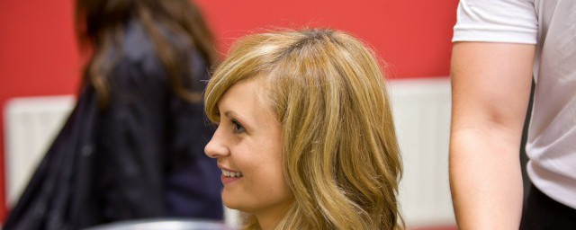 上黑下黄的染发方法是什么(头发上黑下黄染什么颜色)