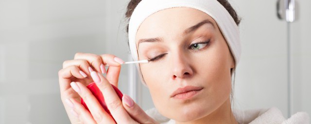 卸妆水怎么用(卸妆水怎么用不伤皮肤)