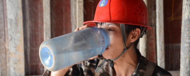 形容高温下工作的句子有哪些(形容在高温下工作的成语)