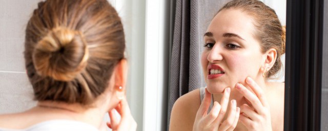 下巴长痘的原因(下巴长痘哪里需要排毒)