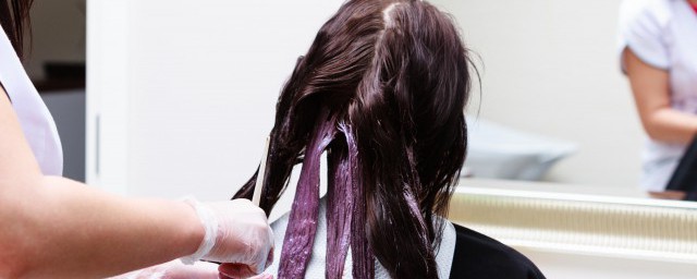 自己在家染发怎么做(如何自己在家染发)