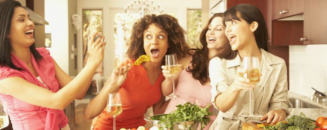 三个女人一台戏指的是什么(三个女人一台戏的意思是什么)