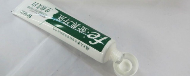 牙膏有没有含氟如何判断(怎样辨别牙膏是否含氟)