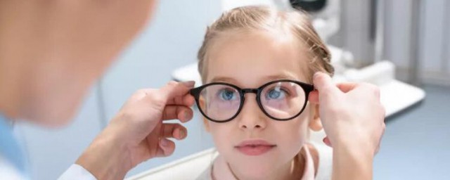 小孩近视的原因(小孩子近视的原因)