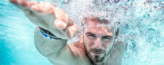 每天什么时候游泳好呢(每天什么时候游泳好?游多久好)