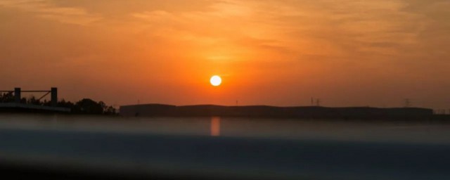 山衔落日浸寒漪的修辞手法(山衔落日浸寒漪的衔是什么意思运用了什么修辞手法)