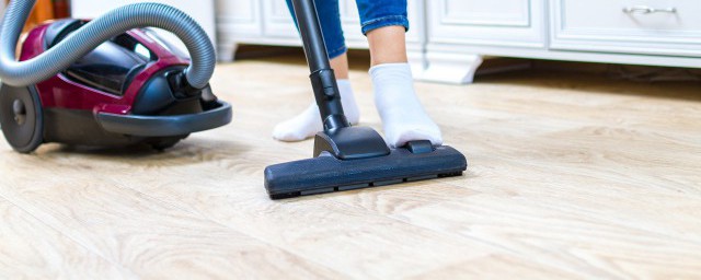 晚上扫地拖地风水禁忌有哪些(风水学上家里晚上可以拖地吗)