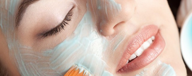 撕拉面膜撕下来的步骤(撕拉面膜怎么揭)