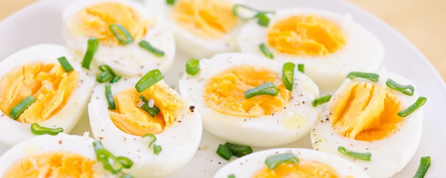 鸡蛋能不能放冰箱(鸡蛋可不可以放冰箱里保存)