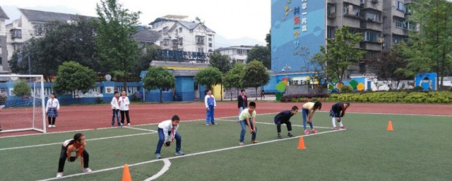 力气小怎么扔实心球(扔实心球怎么发力)