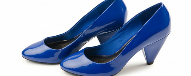 鞋后跟磨脚怎么办(小白鞋后跟磨脚怎么办)