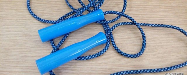 在瑜伽垫上跳绳的危害是什么(瑜伽垫子可以跳绳吗)