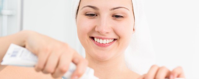 使用含氟牙膏应该注意什么(含氟牙膏注意事项)