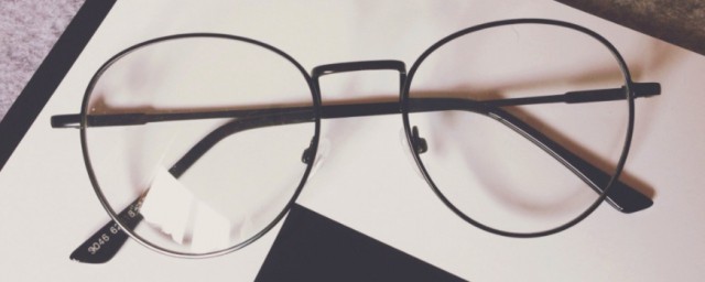 圆脸选择眼镜框的小技巧(圆脸适合什么样子的眼镜框)
