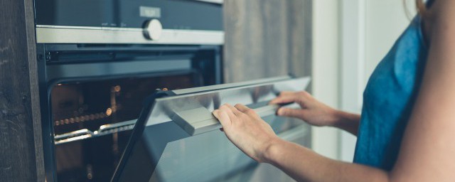 关于烤箱清洁小窍门介绍(烤箱用什么清理干净)