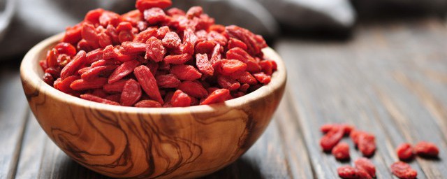 枸杞好处和需要注意什么(食用枸杞的好处和坏处)