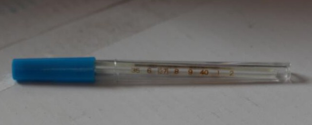 玻璃体温计正确读数方法是怎样的(用玻璃体温计测温时正确的读数方法是)