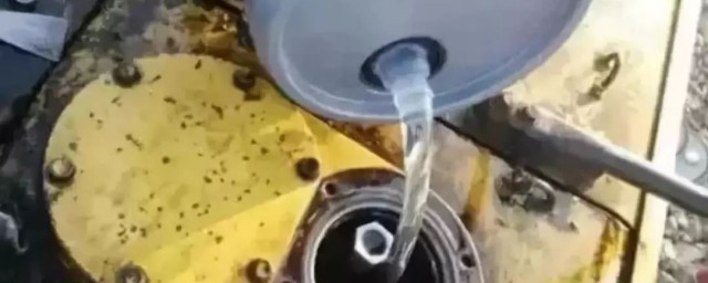 怎么清洗液压油(怎么清洗液压油散热器)