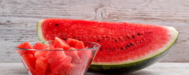 白衣服上的西瓜汁清洗步骤(西瓜汁白衣服怎么洗掉)