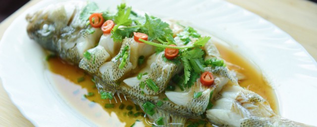 清蒸鲈鱼的做法(清蒸鲈鱼的做法和步骤视频)