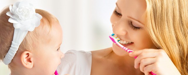 拔牙多长时间可以刷牙(拔牙多长时间可以刷牙,漱口拔牙多长时间可以咬牙印)