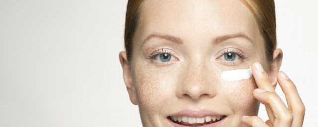 如何正确使用眼霜(眼霜在什么步骤使用)