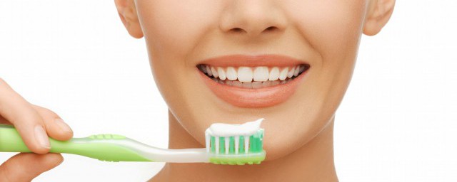 怎么洗掉衣服上的牙膏渍(牙膏怎么洗衣服污渍)