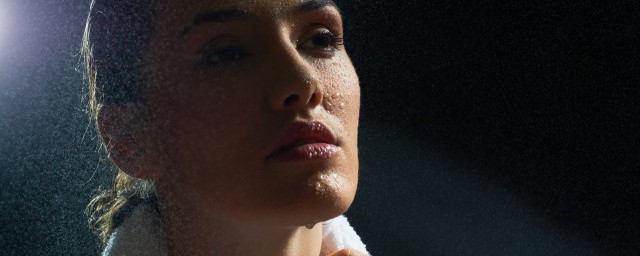 有关汗流浃背读音(汗流浃背怎么读拼音)