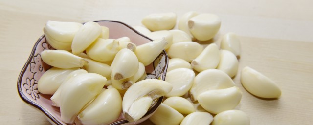 蒜蓉的苦味怎样去除(怎么去除蒜的苦味儿)