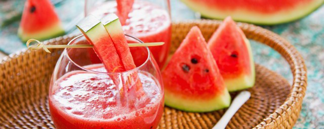 怎样洗掉西瓜水妙招(西瓜水用什么东西能洗掉)