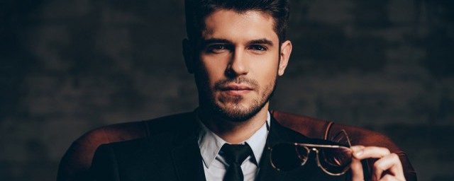 墨镜怎么挑选(怎么挑选墨镜才是适合自己的)