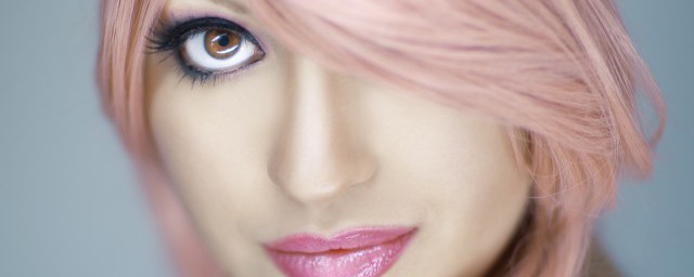 如何将齐刘海改成八字刘海(齐刘海怎样改成八字刘海)