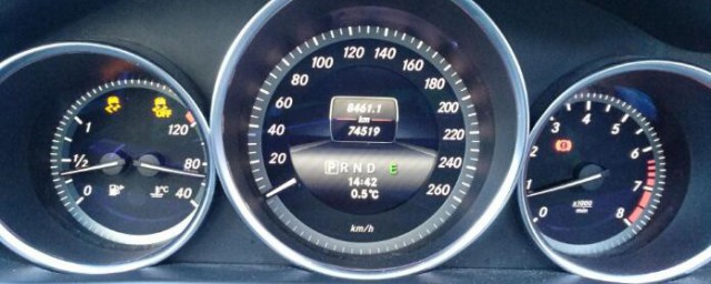 VSA灯亮的含义(vsa作动指示灯亮是什么意思)