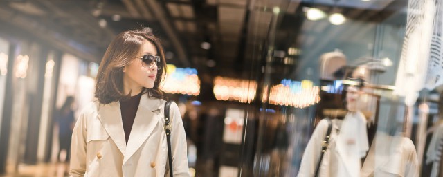 肤色偏黄穿什么颜色衣服显白(偏黄皮肤穿什么颜色显白)