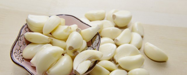 蒜泥保存不变绿怎么做(蒜泥怎么放不变绿)