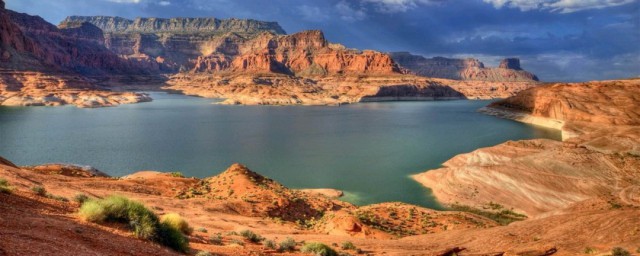 是世间难得还是我不值得的意思是什么(人间不值得还是我不值得是什么意思)