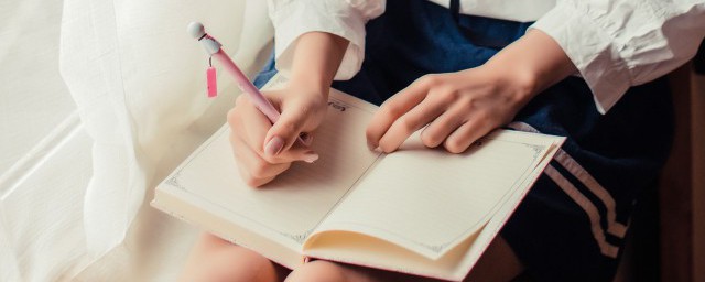 深意总迟解将爱却晚秋的含义(深意总迟解 将爱却晚秋 这句话什么意思)